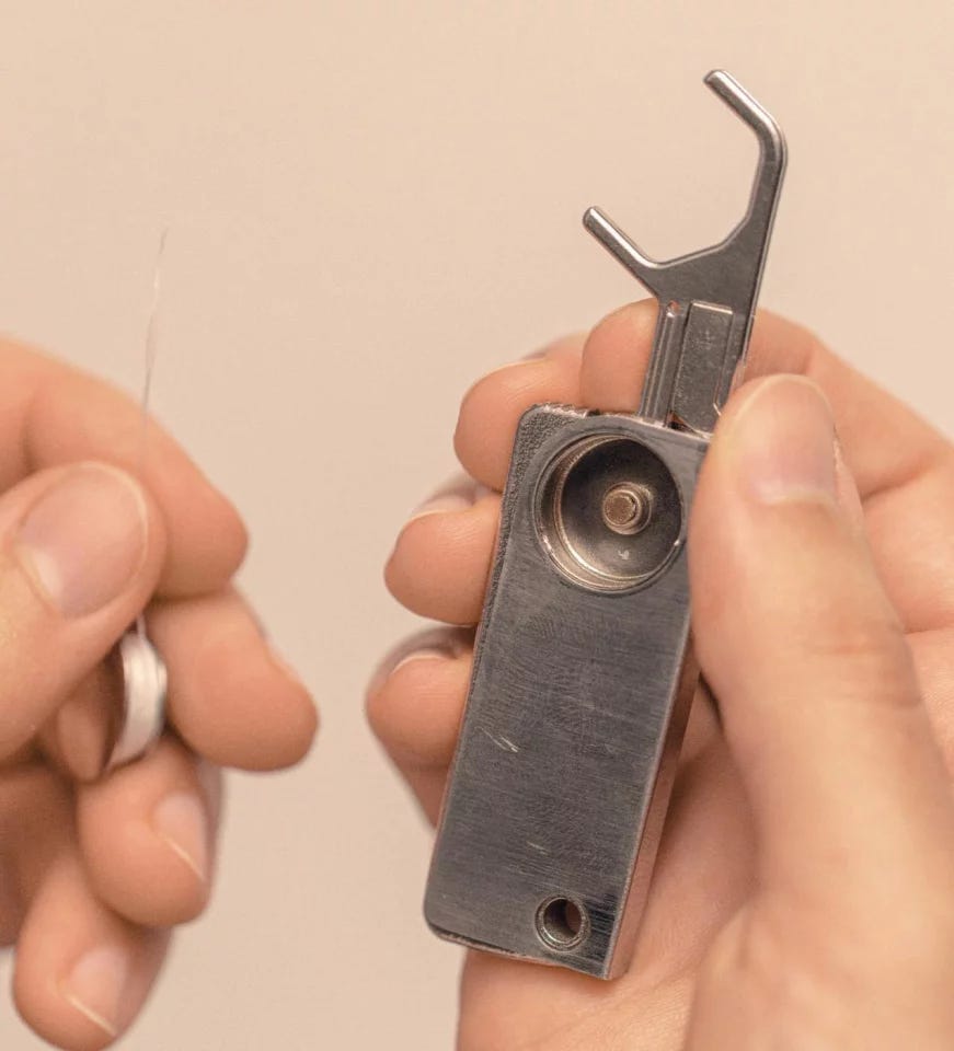 You can load up months' worth of floss in the spool, and easily thread it without carrying a separate supply You can load up months' worth of floss in the spool, and easily thread it without carrying a separate supply