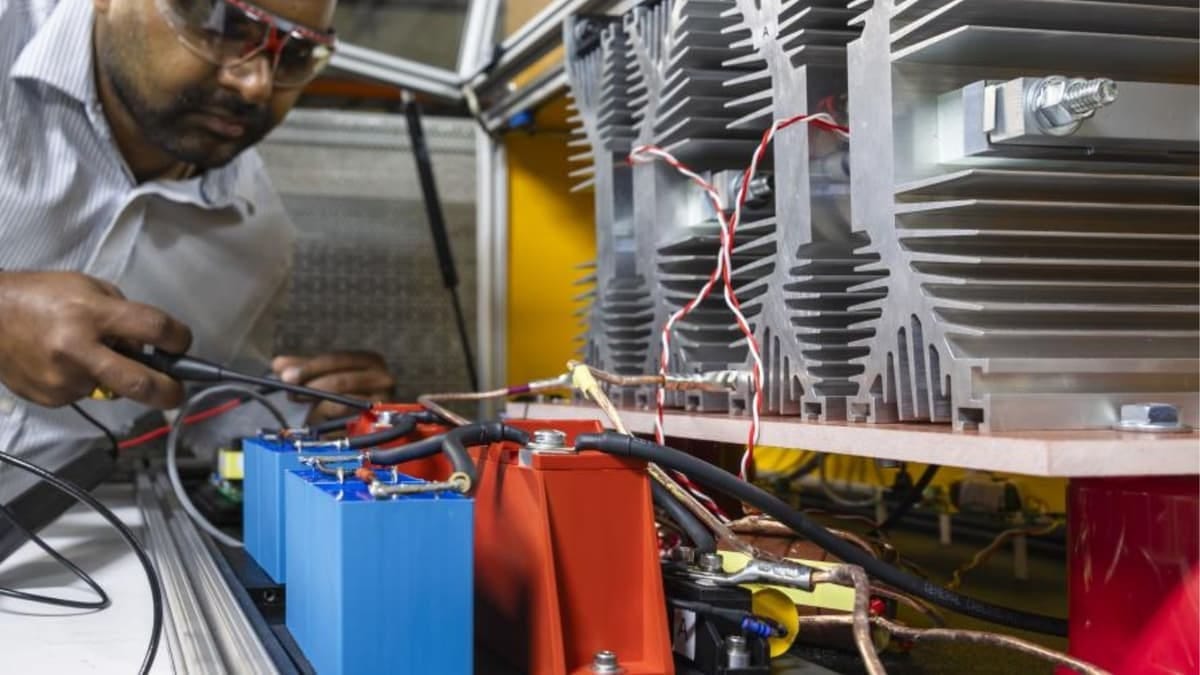 New US high-speed breaker tested at 1,800-volt could spark DC electricity boom New US high-speed breaker tested at 1,800-volt could spark DC electricity boom