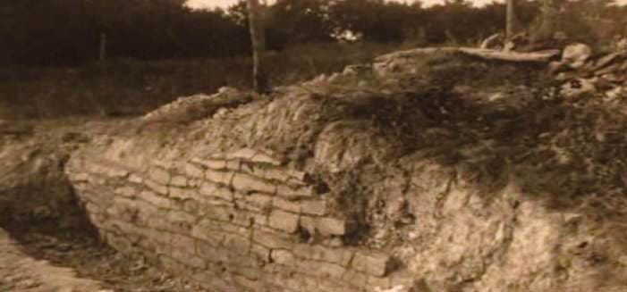 A historic photo of the “wall” found in Rockwall, Texas. (Public Domain) A historic photo of the “wall” found in Rockwall, Texas. (Public Domain)