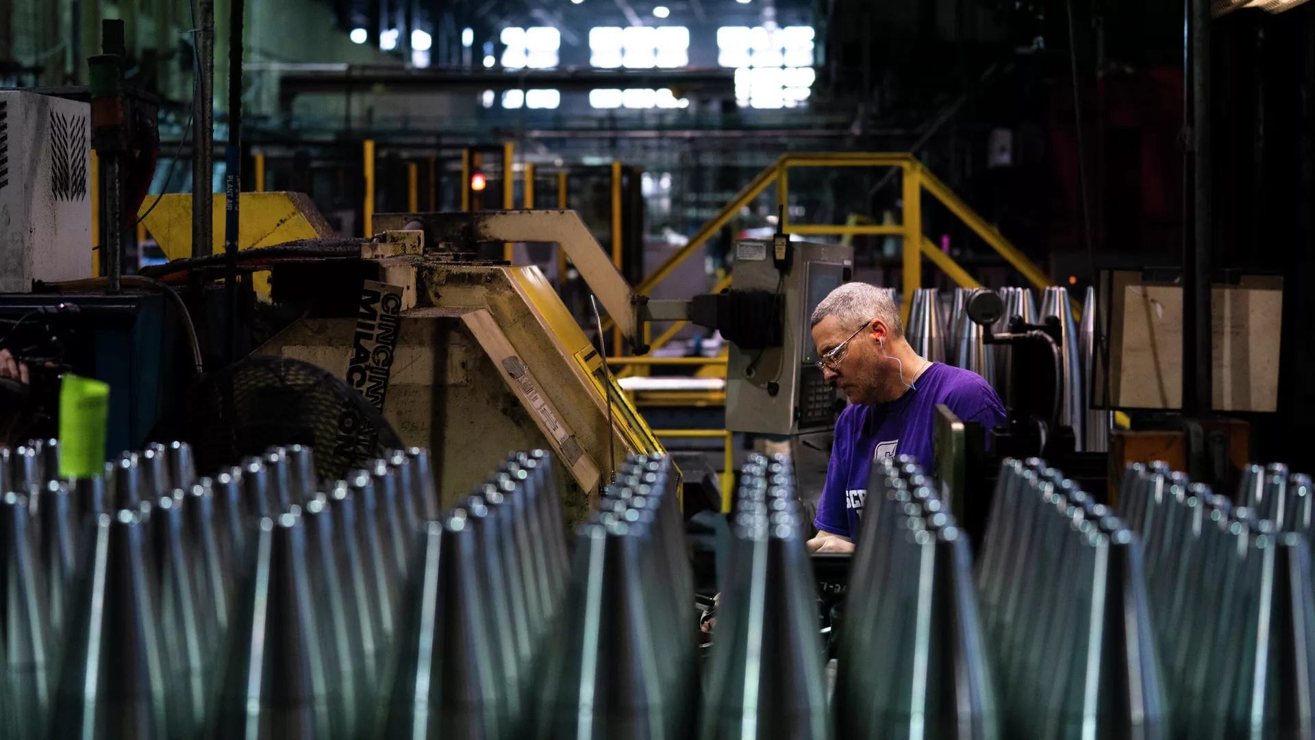 A steel worker manufactures 155 mm M795 artillery projectiles at the Scranton Army Ammunition Plant in Scranton, Pa., Thursday, April 13, 2023. - Sputnik International, 1920, 24.06.2024 A steel worker manufactures 155 mm M795 artillery projectiles at the Scranton Army Ammunition Plant in Scranton, Pa., Thursday, April 13, 2023. - Sputnik International, 1920, 24.06.2024