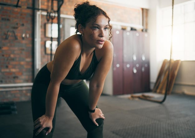 Ejercicio cansado y mujer en el gimnasio después de hacer ... Ejercicio cansado y mujer en el gimnasio después de hacer ...