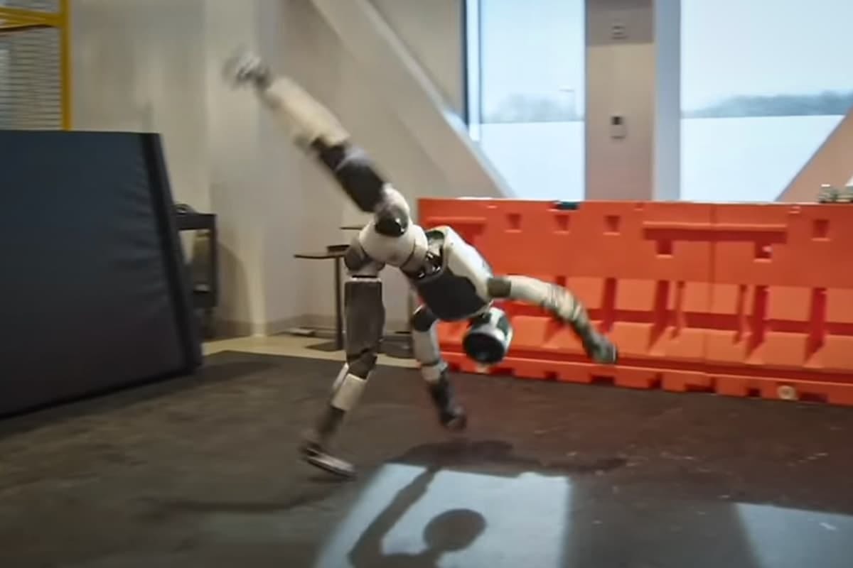 Boston Dynamics shows again that it's at the bleeding edge of smooth humanoid movement Boston Dynamics shows again that it's at the bleeding edge of smooth humanoid movement