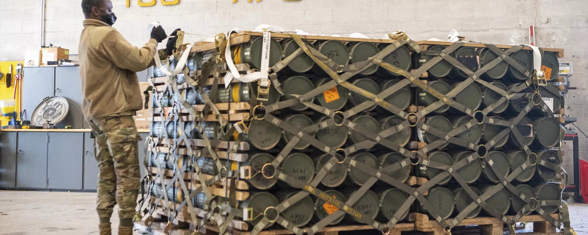In this image provided by the U.S. Air Force, Airmen and civilians from the 436th Aerial Port Squadron palletize ammunition, weapons and other equipment bound for Ukraine during a foreign military sales mission at Dover Air Force Base, Del., Jan. 21, 2022 In this image provided by the U.S. Air Force, Airmen and civilians from the 436th Aerial Port Squadron palletize ammunition, weapons and other equipment bound for Ukraine during a foreign military sales mission at Dover Air Force Base, Del., Jan. 21, 2022 - Sputnik International, 1920, 21.05.2024