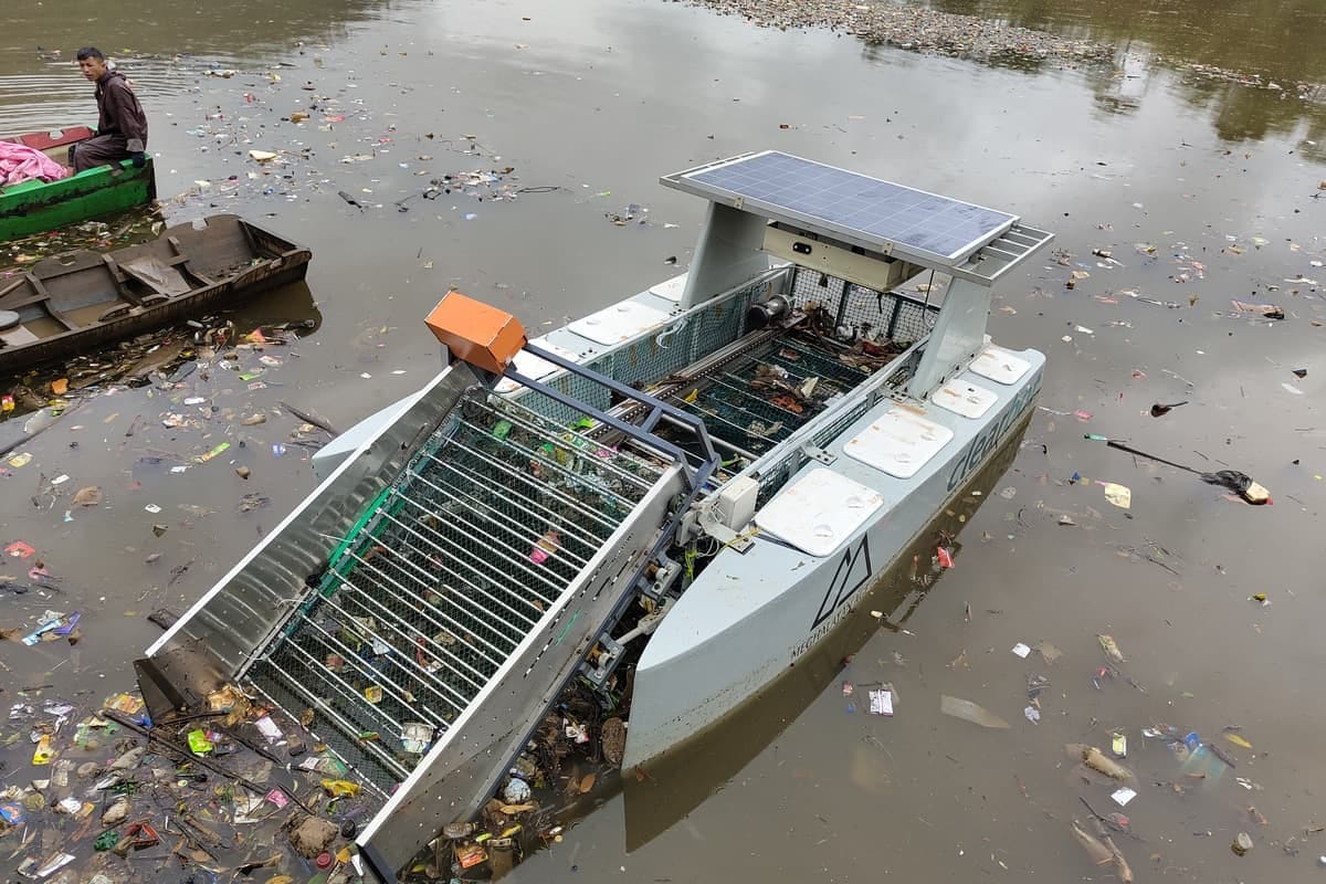 The Class 3 Clearbot features an 8-hour battery plus solar panels, 500 kg on onboard trash storage and a specialized cutter for clipping and extracting invasive weeds The Class 3 Clearbot features an 8-hour battery plus solar panels, 500 kg on onboard trash storage and a specialized cutter for clipping and extracting invasive weeds